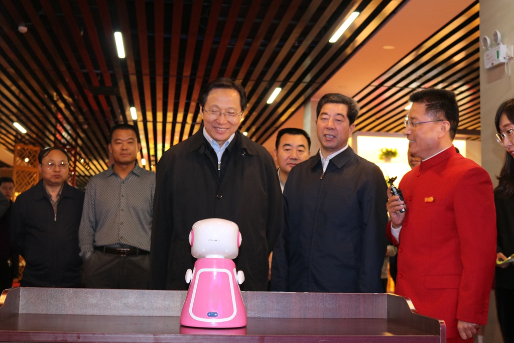 1493175365431221.jpg 农业部长韩长赋与芒果体育智能机器人“红红”互动_副本.jpg